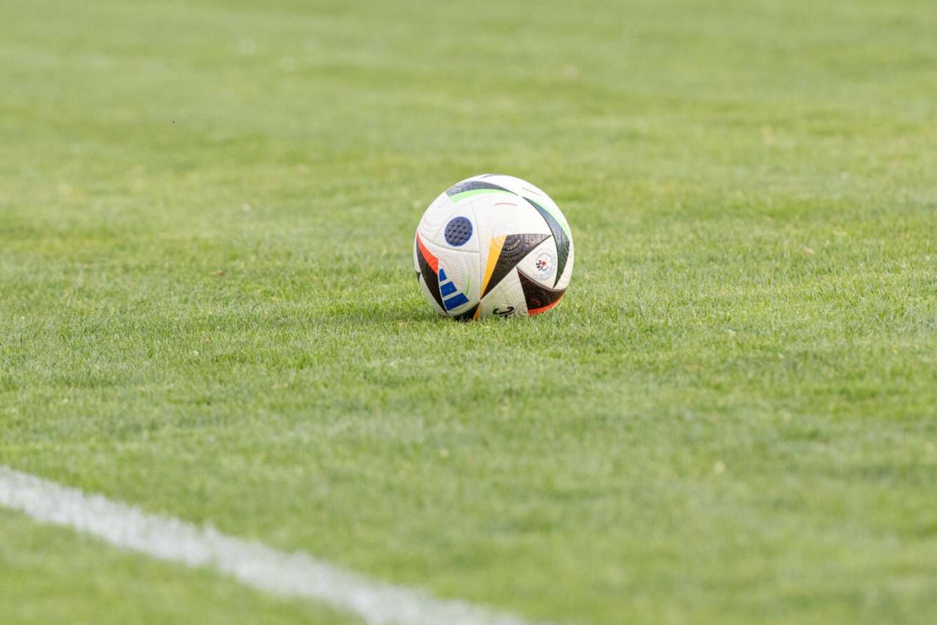 Fußball auf eine Spielfeld
