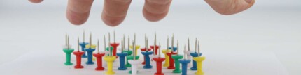 Hand über Pinnadeln