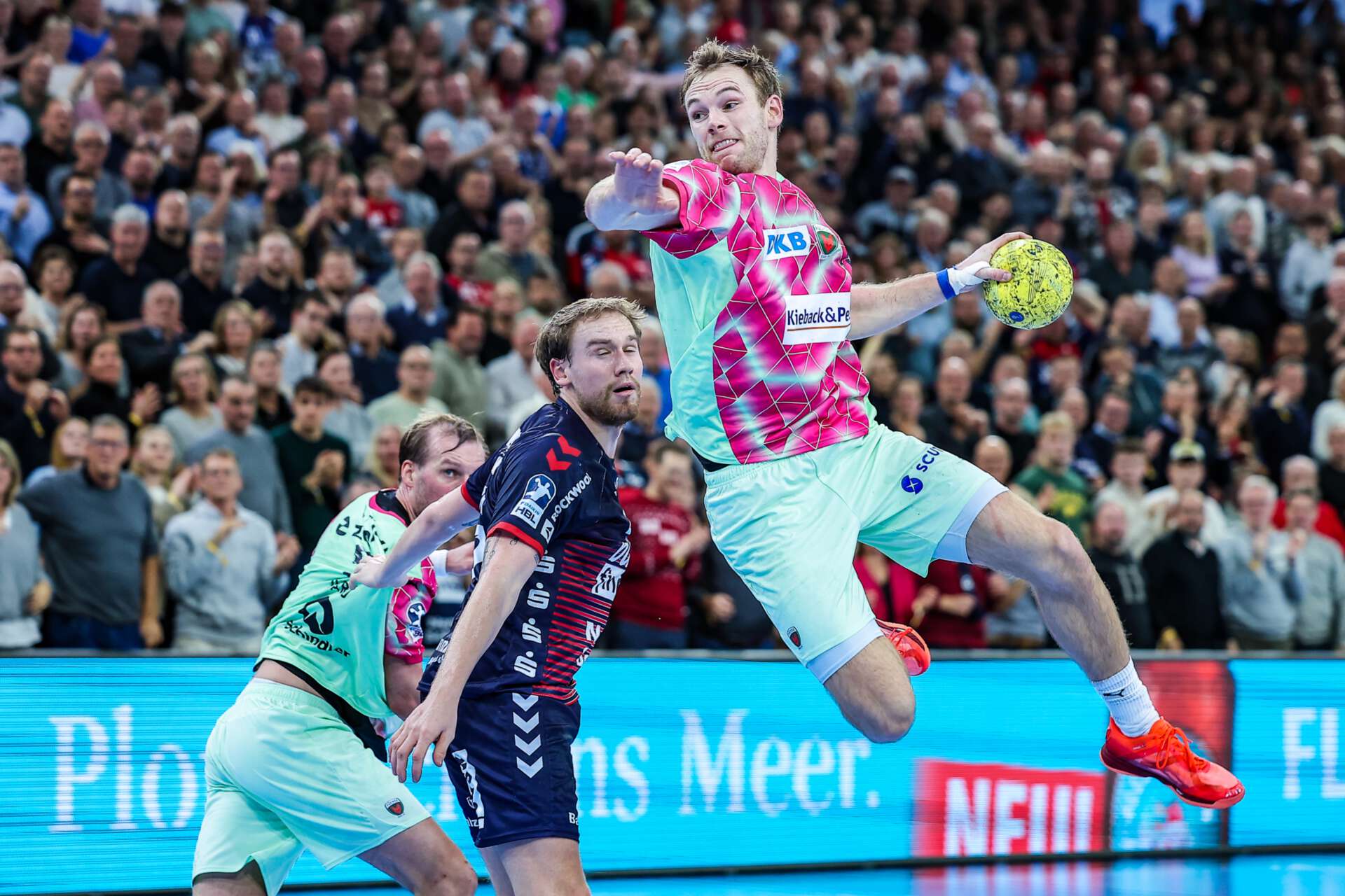 Szene aus der Handball-Bundesliga-Begegnung zwischen der SG Flensburg-Handewitt und den Füchsen Berlin, 16.12.2024