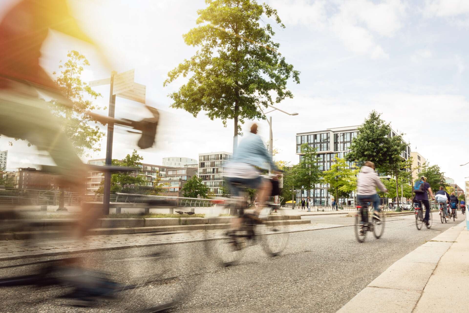 Gruppe von Fahrradfahrenden auf einer Straße in der Stadt