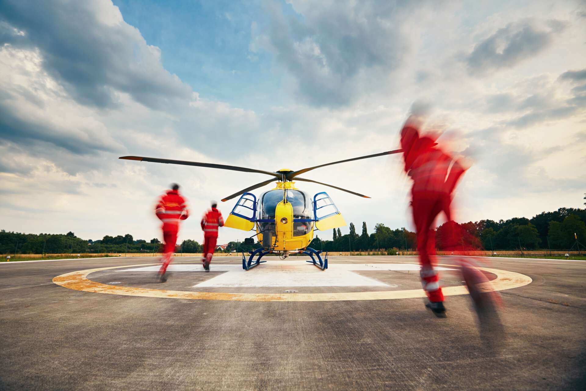 Sanitäter auf dem Weg zu einem Rettungshubschrauber, Bedrohungen und Notfälle, Notfallorganisation