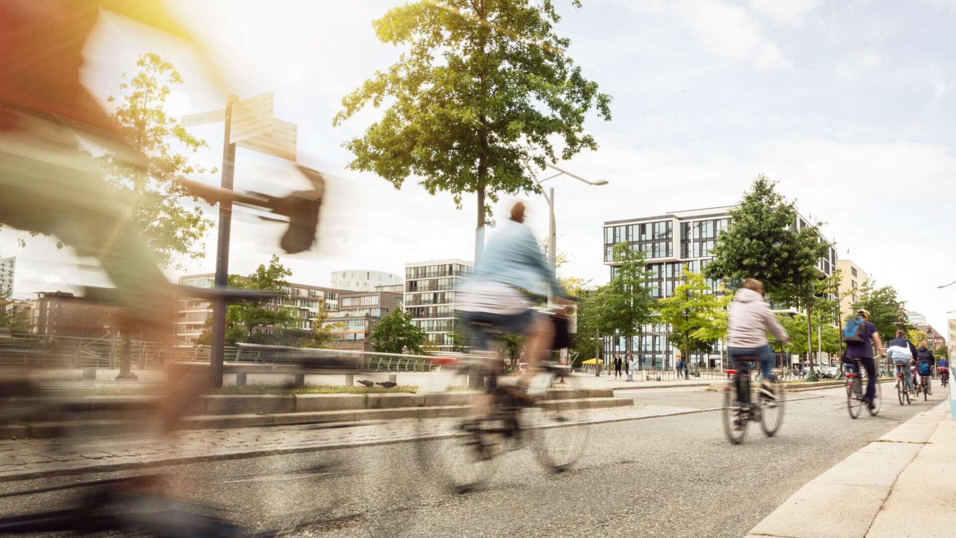 Gruppe von Fahrradfahrenden auf einer Straße in der Stadt