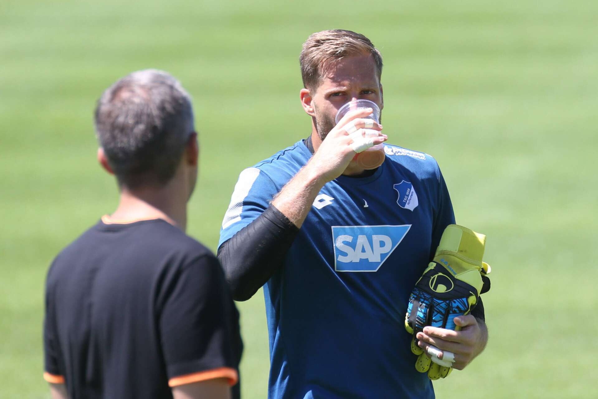 Hoffenheims Torwart Oliver Baumann trinkt während eines Trainingslagers einen Proteindrink. Windischgarsten, 17.07.2017