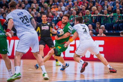 Handball-Stürmer beim Angriff vor dem Strafraum