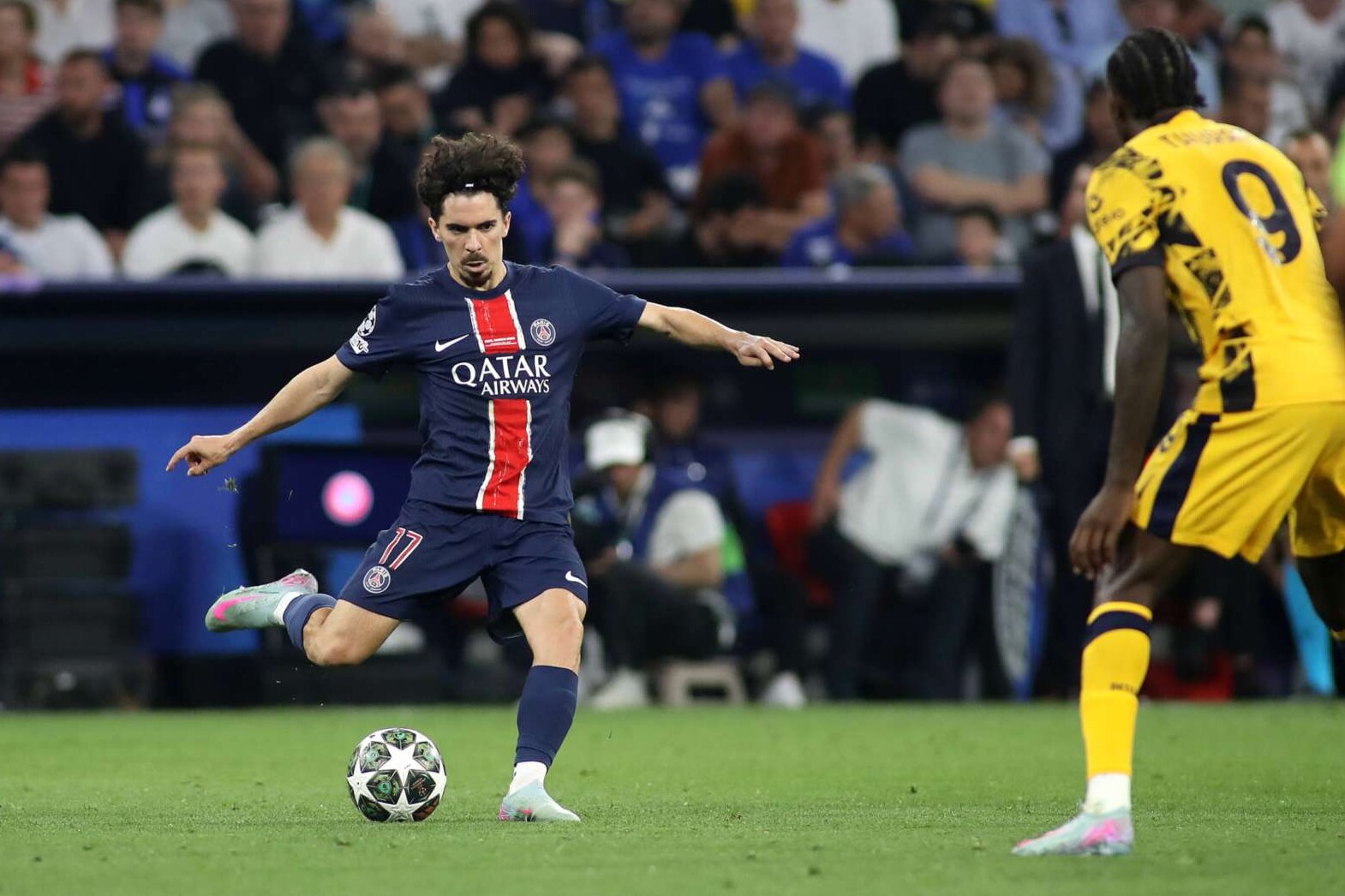 Paris Saint-Germains Vitinha spielt  während des Champions League-Finales 2025 gegen Inter Mailand einen Pass, 31.05.2025