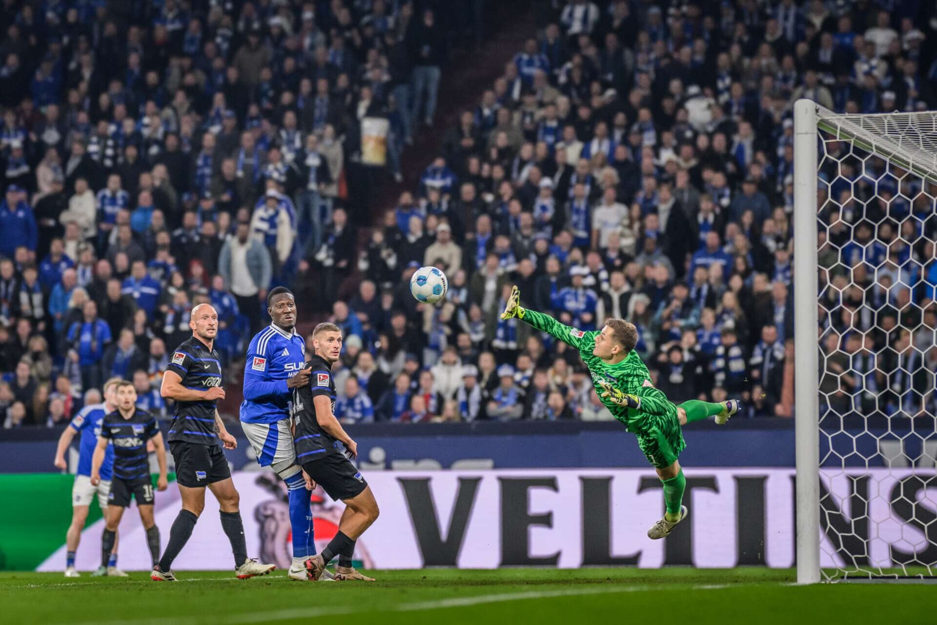 Hertha BSC-Torwart Tjark Ernst bei einer Parade während der Zweitliga-Begegnung zwischen Berlin und Schalke 04, 5.10.2024