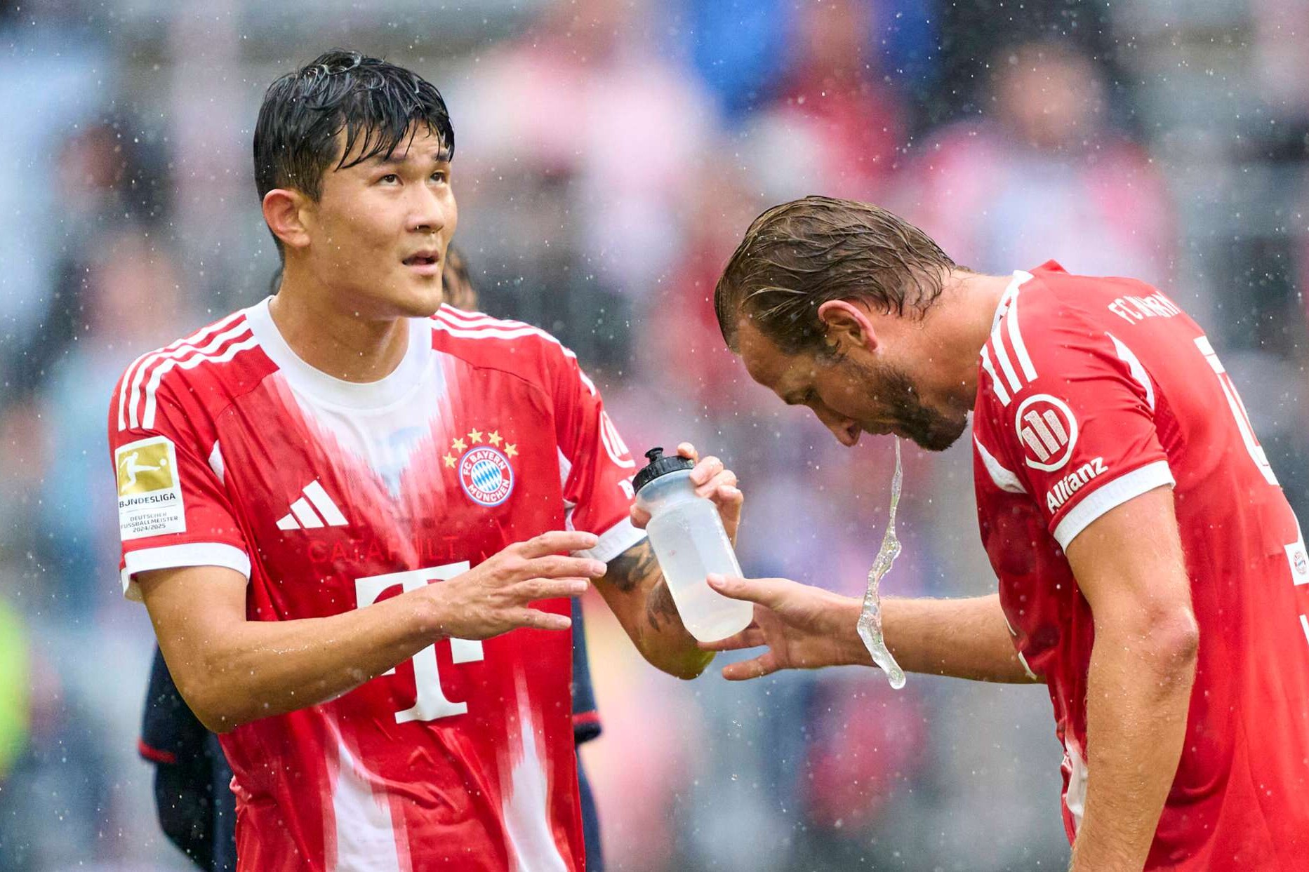 Bayern Münchens Stürmerstar Harry Kane und Teamkollege Min-Jae Kim trinken während eines Testspiels gegen Olympique Lyon, 2.08.2025