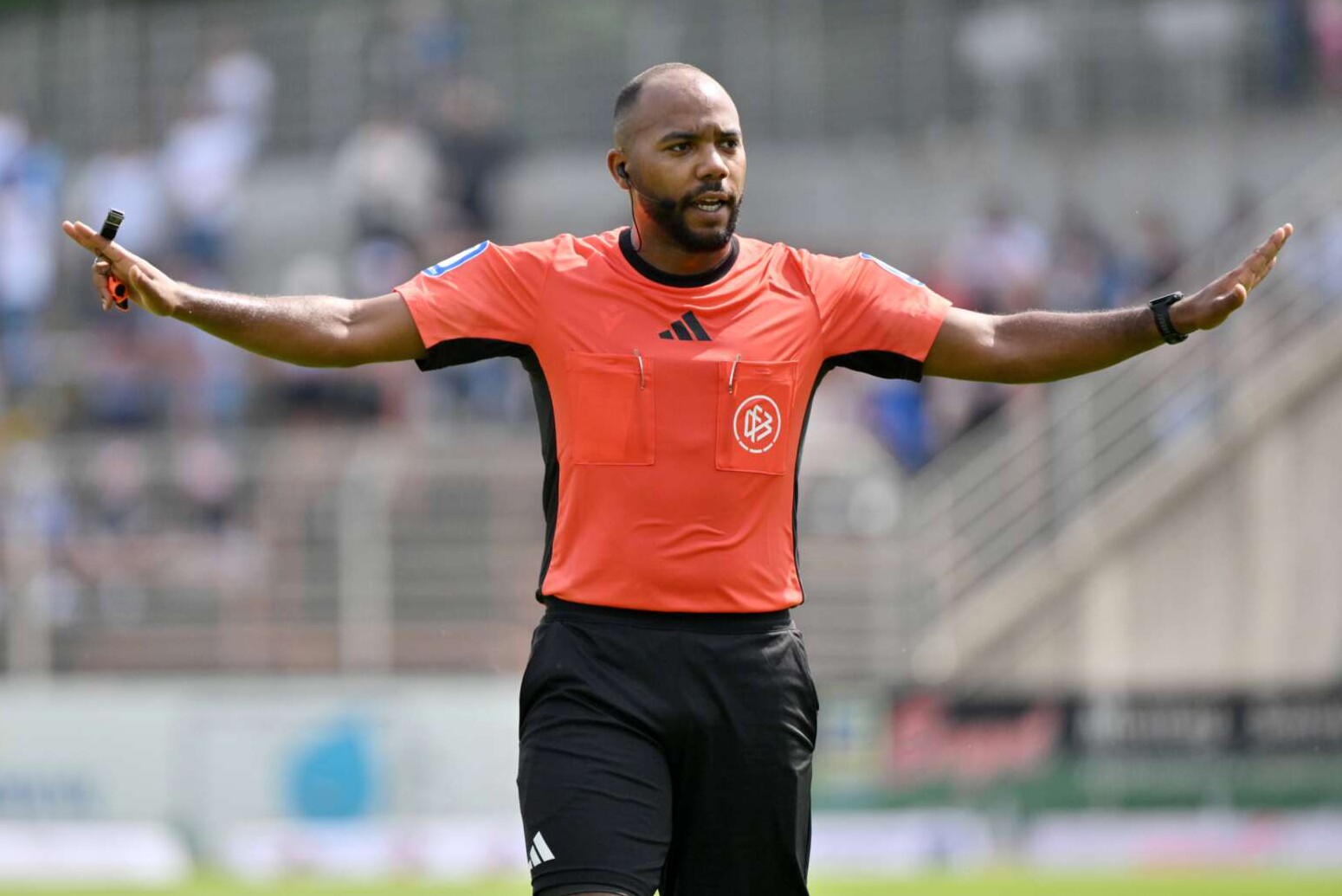 Schiedsrichter Jonah Besong während eines Testspiels zwischen Rot-Weiß Oberhausen und VfL Bochum, 4.07.2026