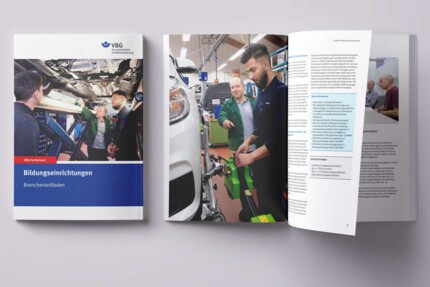 Geschlossenes und offenes Exemplar des Branchenleitfadens "Bildungseintrichtungen" (Mockup)