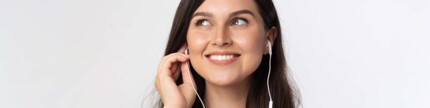 junge Frau hört Podcast auf einem Handy,
VBG-Podcast, Hör dich sicher!