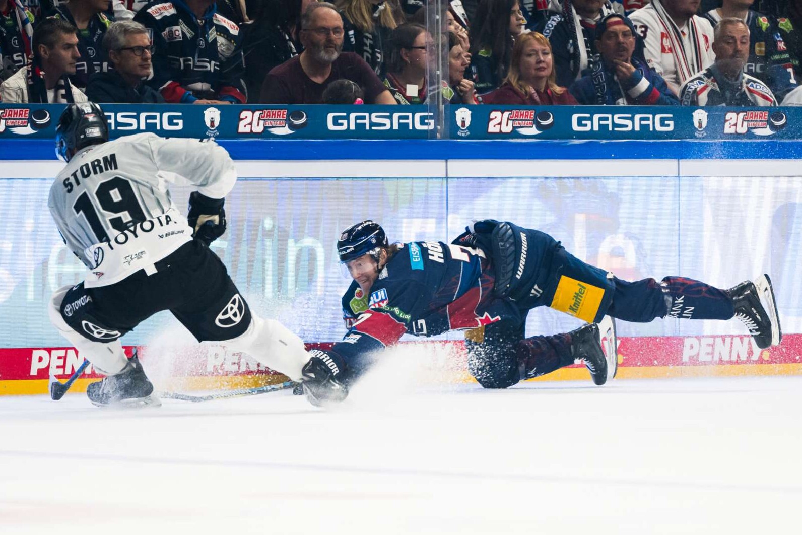 Frederik Storm von den Kölner Haien und Eric Hördler von den Eisbären Berlin im Zweikampf während des Spiels zwischen den Eisbären Berlin und den Kölner Haien am 21.04.2025