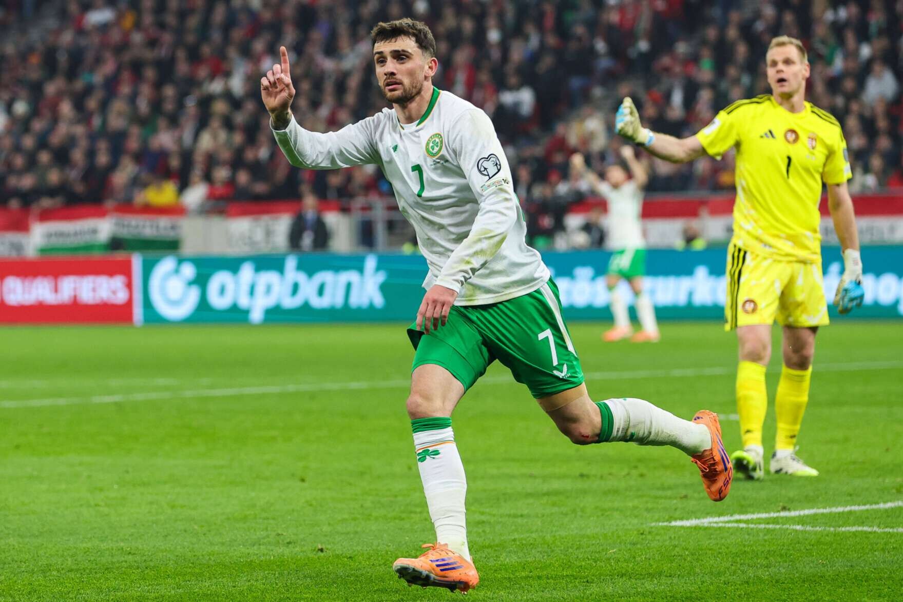 Der irische Stürmer Troy Parrott feiert seinen zweiten Treffer während des WM-Qualifikationsspiels gegen Ungarn. 16.11.2025