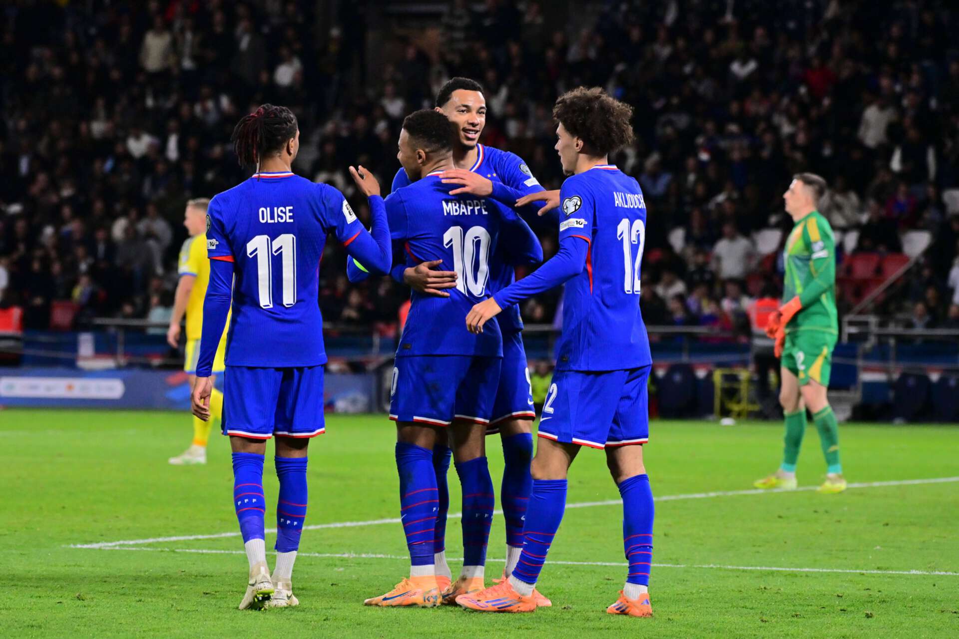 Frankreichs Stürmerstar Kylian Mbappe feiert mit seinen Teamkameraden seinen Treffer während des WM-Qualifikationsspiels gegen die Ukraine, 13.11.2025
