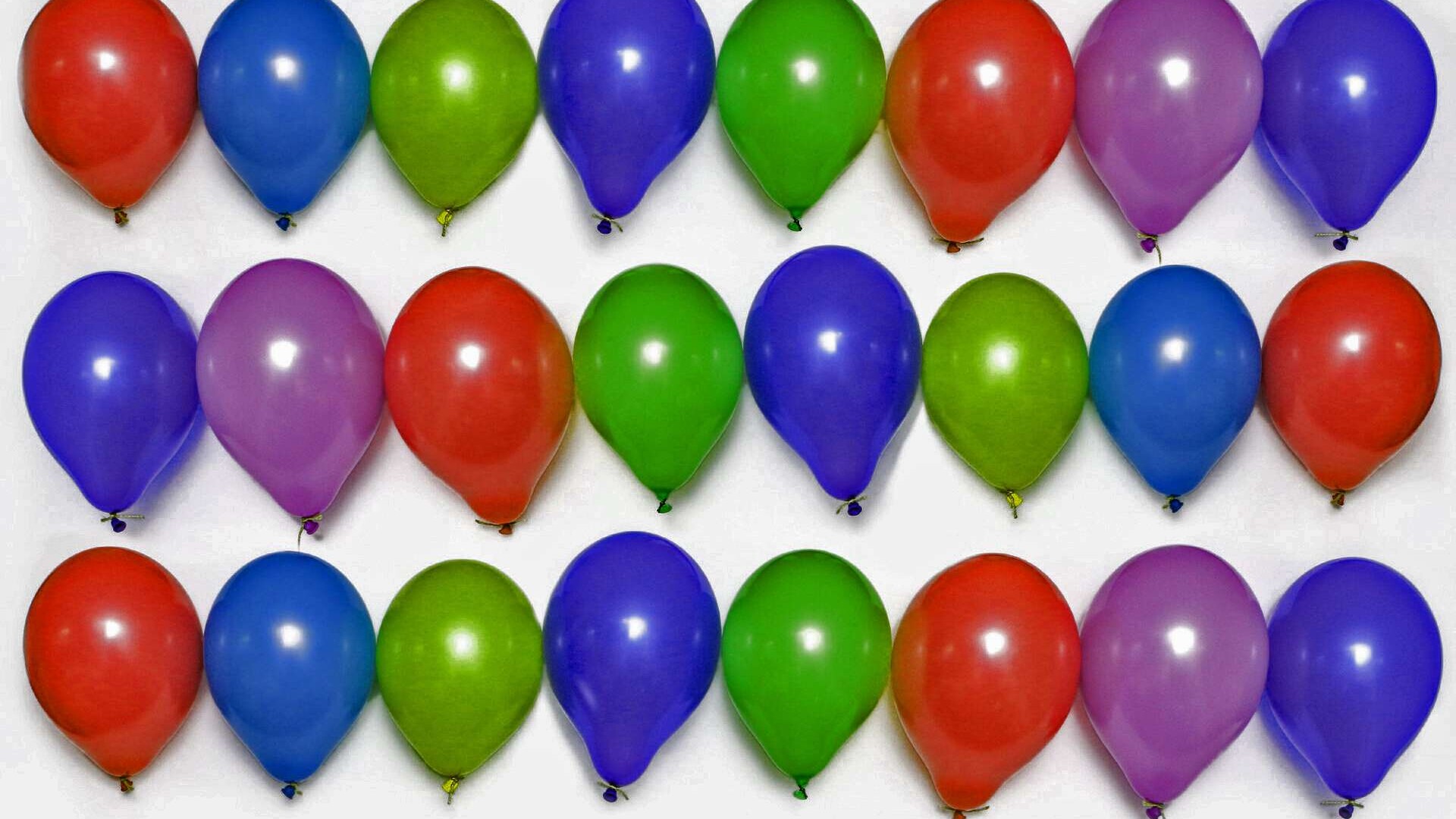 Mehrere Reihen bunter aufgeblasener Luftballons
