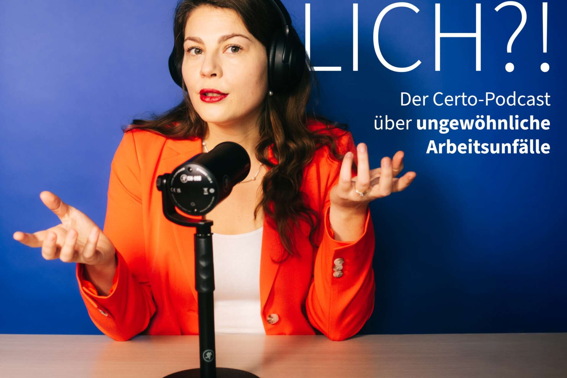 Cover vom Certo-Podcast "WORKlich?!". Foto zeigt Podcast-Moderatorin Fenja Fieweger mit Kopfhörern und Mikrofon. Auf dem blauen Hintergrund steht der Text "WORKlich?! Der Certo-Podcast über ungewöhnliche Arbeitsunfälle".