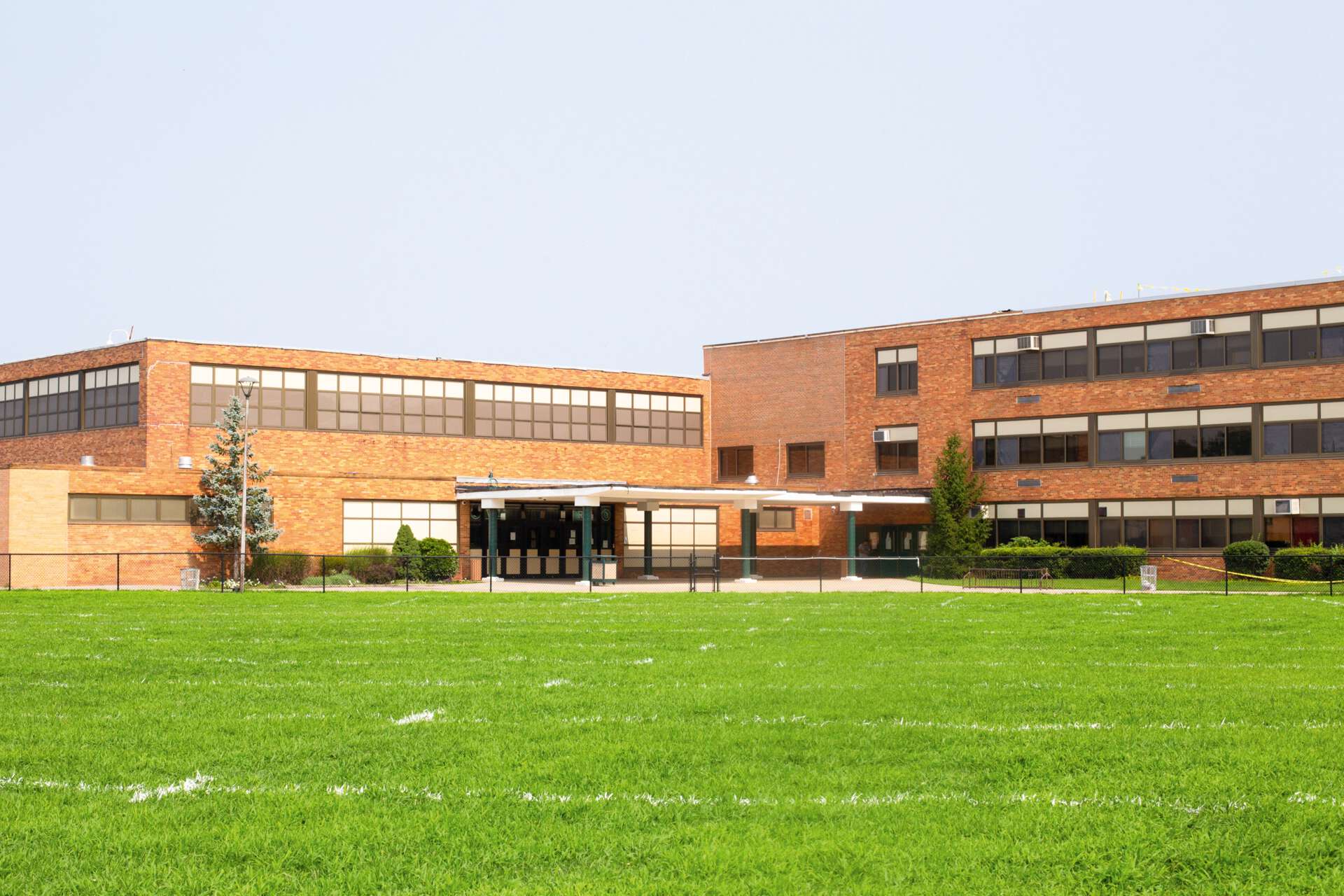 mehrstöckiges Schulgebäude mit Eingangsbereich