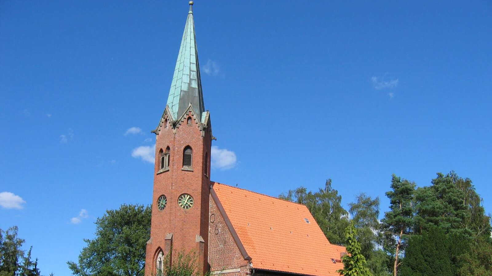 Eine neugotische Dorfkirche an der Straße