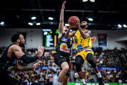Szene aus einem Spiel der easyCredit-Basketball Bundesliga,
Leo Westermann (HAKRO Merlins Crailsheim, #19), Desure Buie (MHP Riesen Ludwigsburg, #07),

GER, MHP Riesen Ludwigsburg vs. HAKRO Merlins Crailsheim, Basketball, Bundesliga, easycredit BBL, 16. Spieltag, Spielzeit 2023/2024, 13.01.2024,

Foto: Eibner-Pressefoto/Sascha Walther