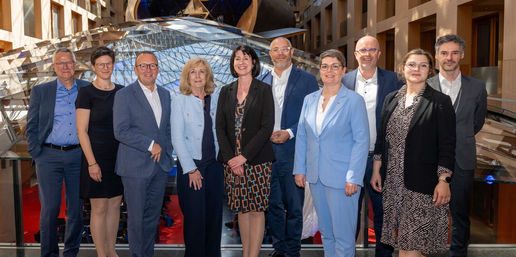 Mitglieder der Initiative von links nach rechts: Kay Schumacher (VBG), Nada Göltzer (VBG), Carsten Rogge-Strang (AGV Banken), Gabriele Platscher (ver.di), Dr. Susanne Roscher (VBG), Dr. Alexander Böhne (AGV Banken), Kathrin Willnecker (ver.di), Dr. Michael Gold (AGV Versicherungen), Dr. Elisa Clauß (BDA), Stefan Gniza (VBG); leider nicht im Bild: Birgit Ganz (ver.di)