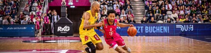 Darius McGhee von den Telekom Baskets Bonn und Geno Crandall von den EWE Baskets Oldenburg im Zweikampf während der Bundesliga-Partie am 6.04.2025