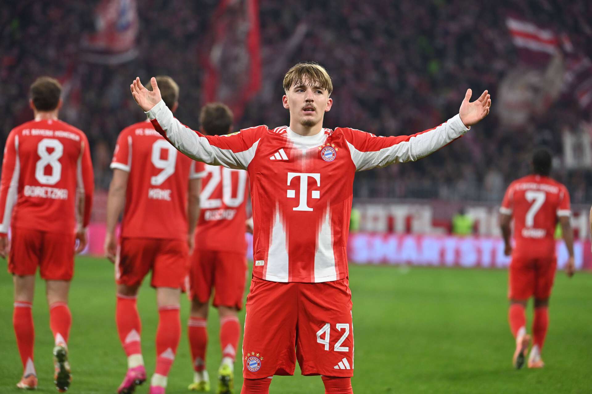 Bayerns Shootingstar Lennart Karl jubelt nach seinem Tor zur 1:0-Führung im Bundesligaspiel gegen den 1. FSV Mainz 05, 14.12.2025