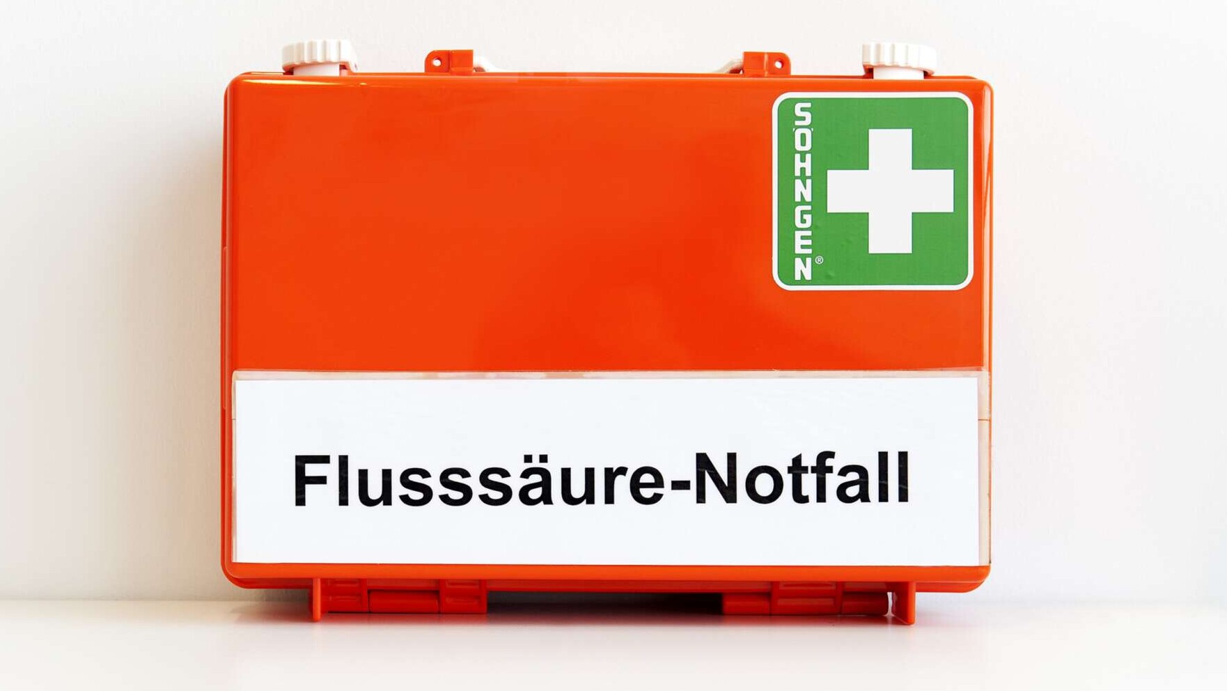 Verbandkoffer mit der Aufschrift "Flusssäure-Notfall" beschriftet