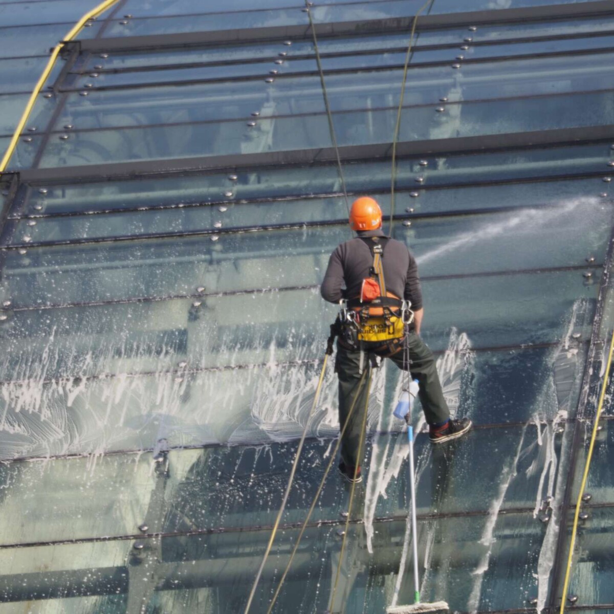 Fensterputzer reinigt Glasdach