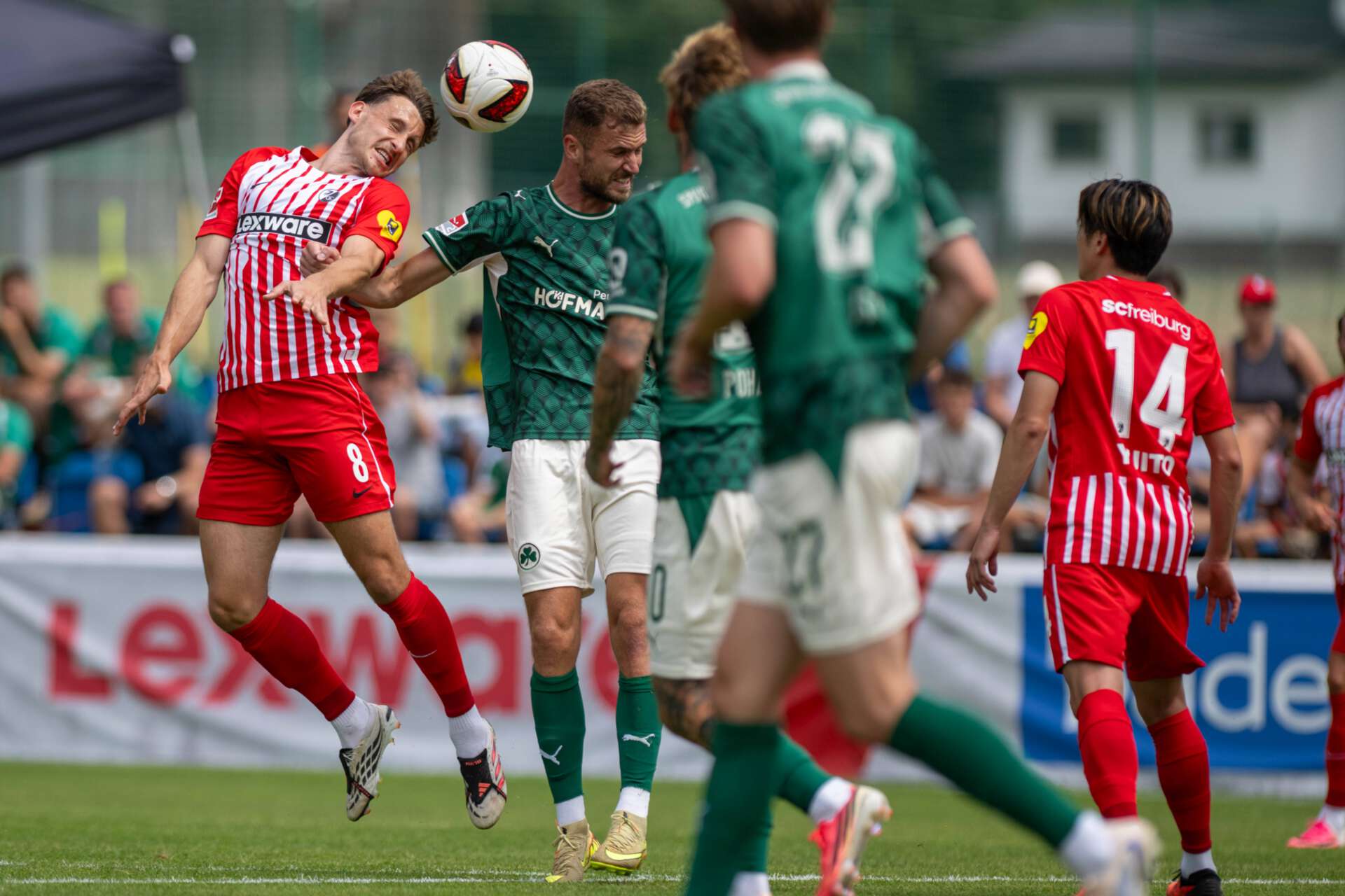 Der Freiburger Maximilian Eggestein und Fürths Dennis Srbeny im Zweikampf während eines Testspiels zwischen dem FC Freiburg und der SpVgg Greuther Fürth, 31.07.2026
