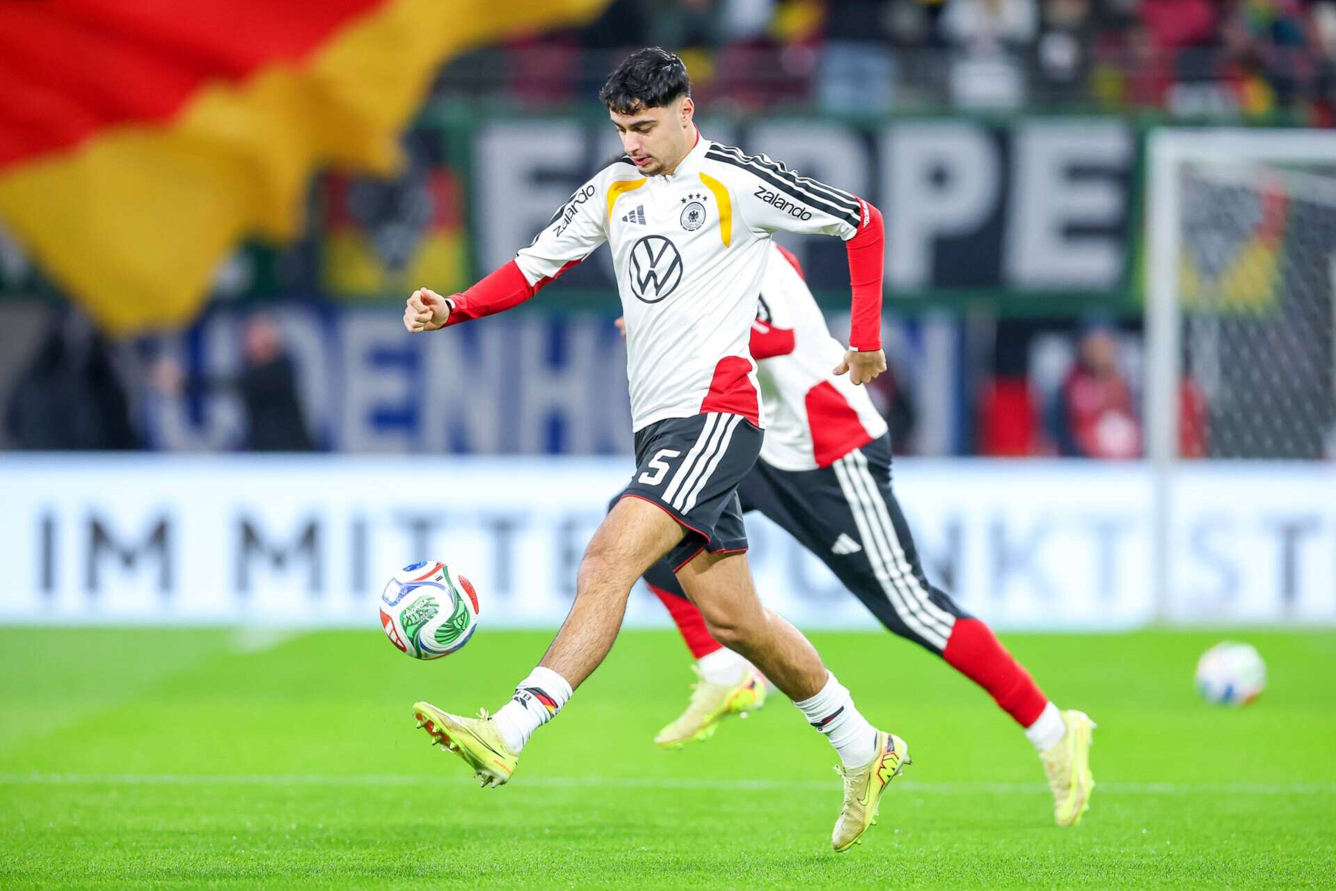 Nationalspieler Aleksandar Pavlovic wärmt sich vor dem WM-Qualifikationsspiel gegen die Slowakei auf, 17.11.2025