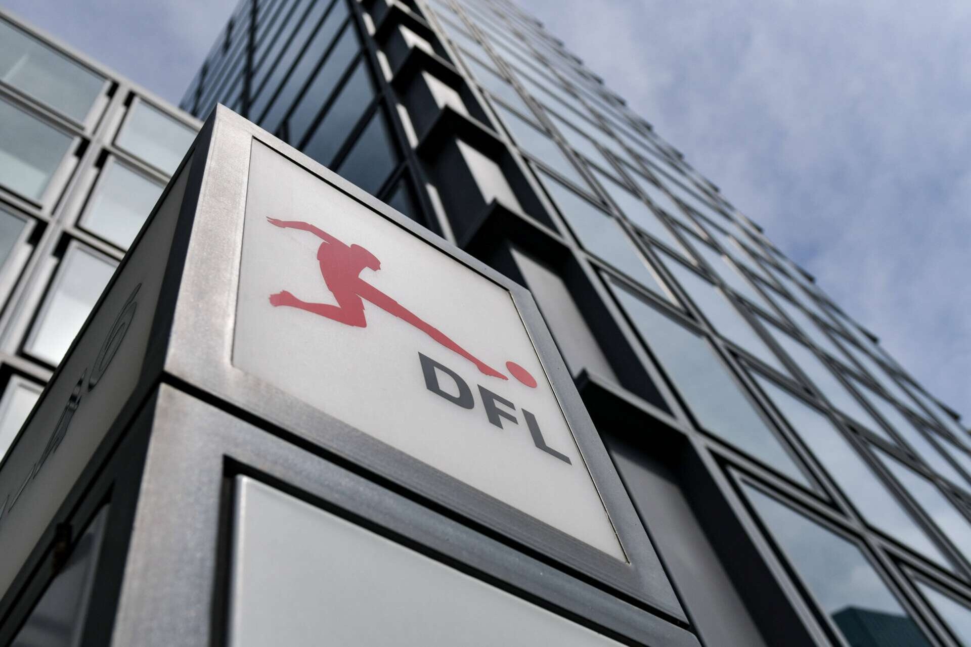 DFL-Logo samt Gebäude der Deutschen Fußball Liga-Zentrale in Frankfurt am Main