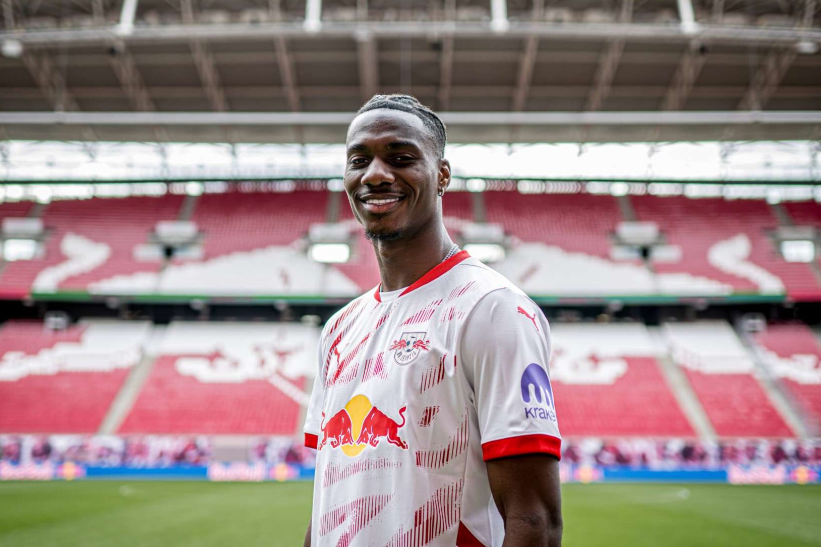 Leipzigs Neuzugang Ezechiel Banzuzi posiert im RB-Trikot nach seiner Vertragsunterzeichnung in der Red Bull Arena. 7. April 2025,