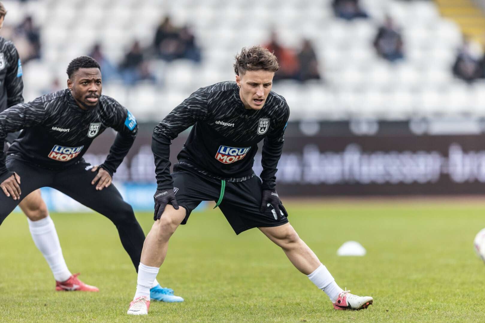 Spieler des  SSV Ulm wärmen sich vor der Drittliga-Begegnung gegen den MSV Duisburg auf, 1.02.2026