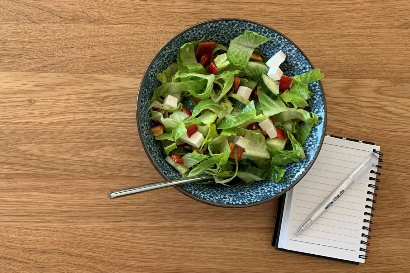 Salat und Zettelblock
