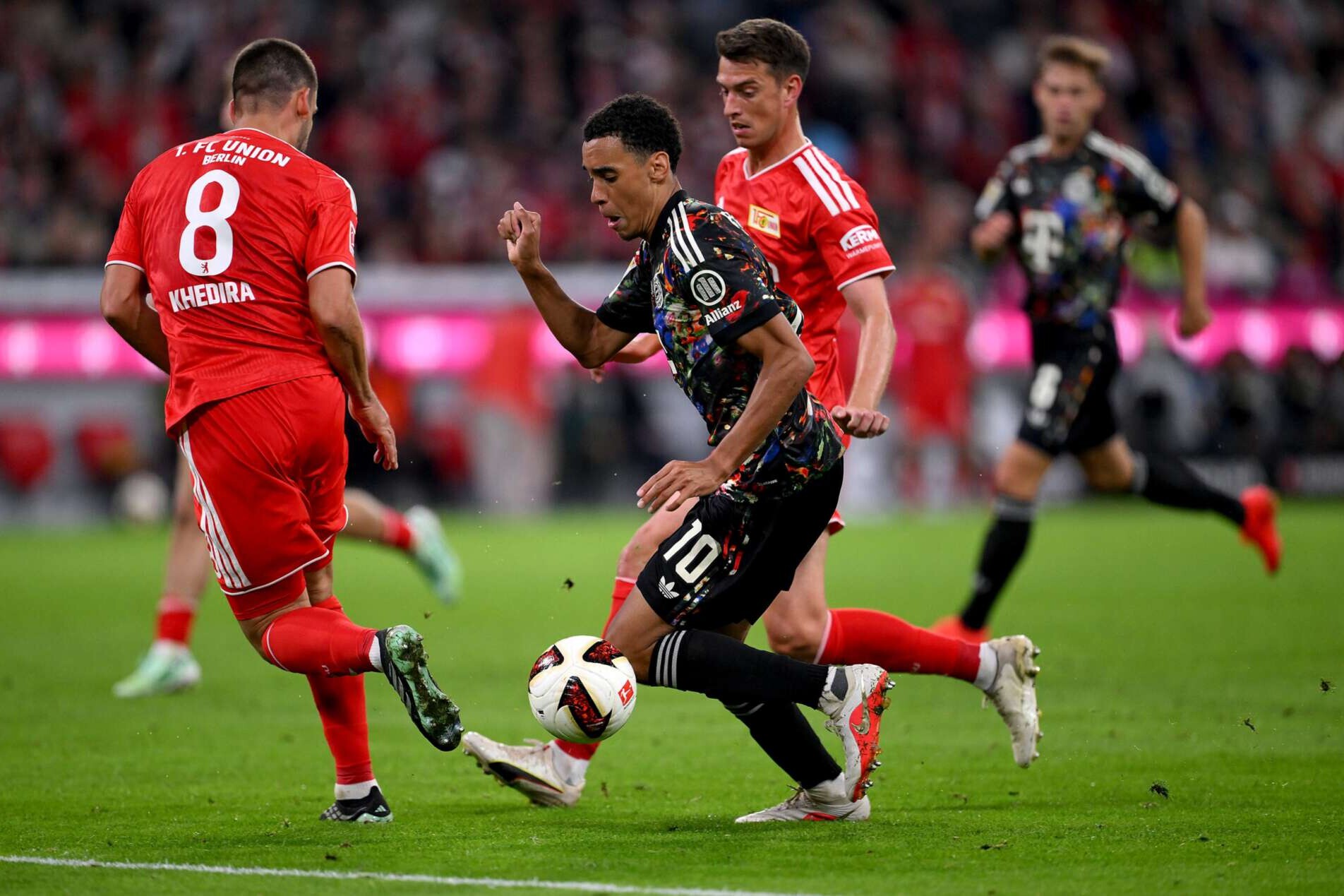 Münchens Jamal Musiala im Zweikampf mit Rani Khedira während der Bundesliga-Partie zwischen Bayern München und dem 1. FC Union Berlin, 18.09.2026
