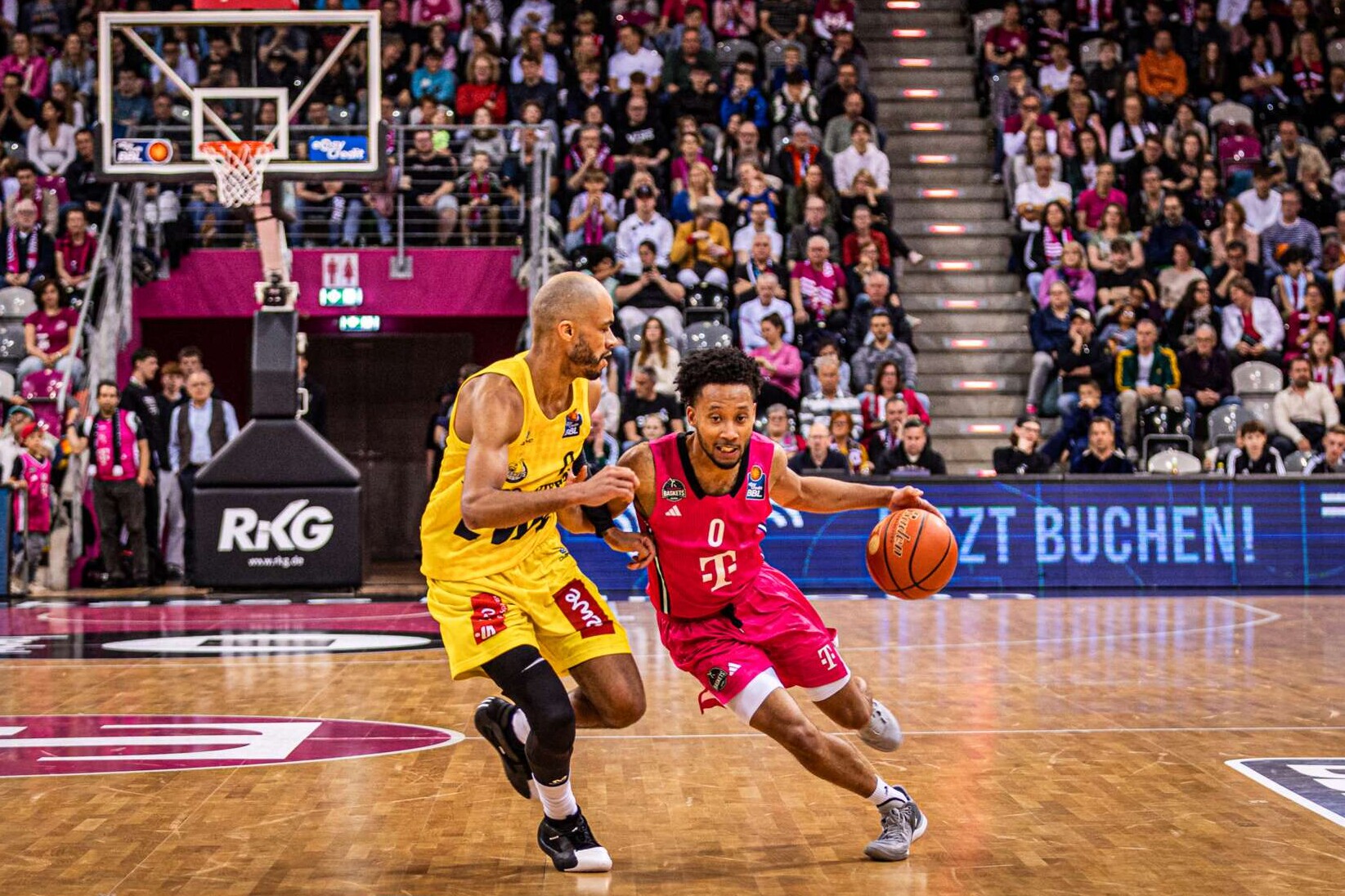 Darius McGhee von den Telekom Baskets Bonn und Geno Crandall von den EWE Baskets Oldenburg im Zweikampf während der Bundesliga-Partie am 6.04.2025