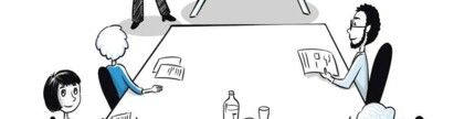 Besprechung mit 4 Personen am Tisch, eine Person  präsentiert am Whiteboard, Grafik
