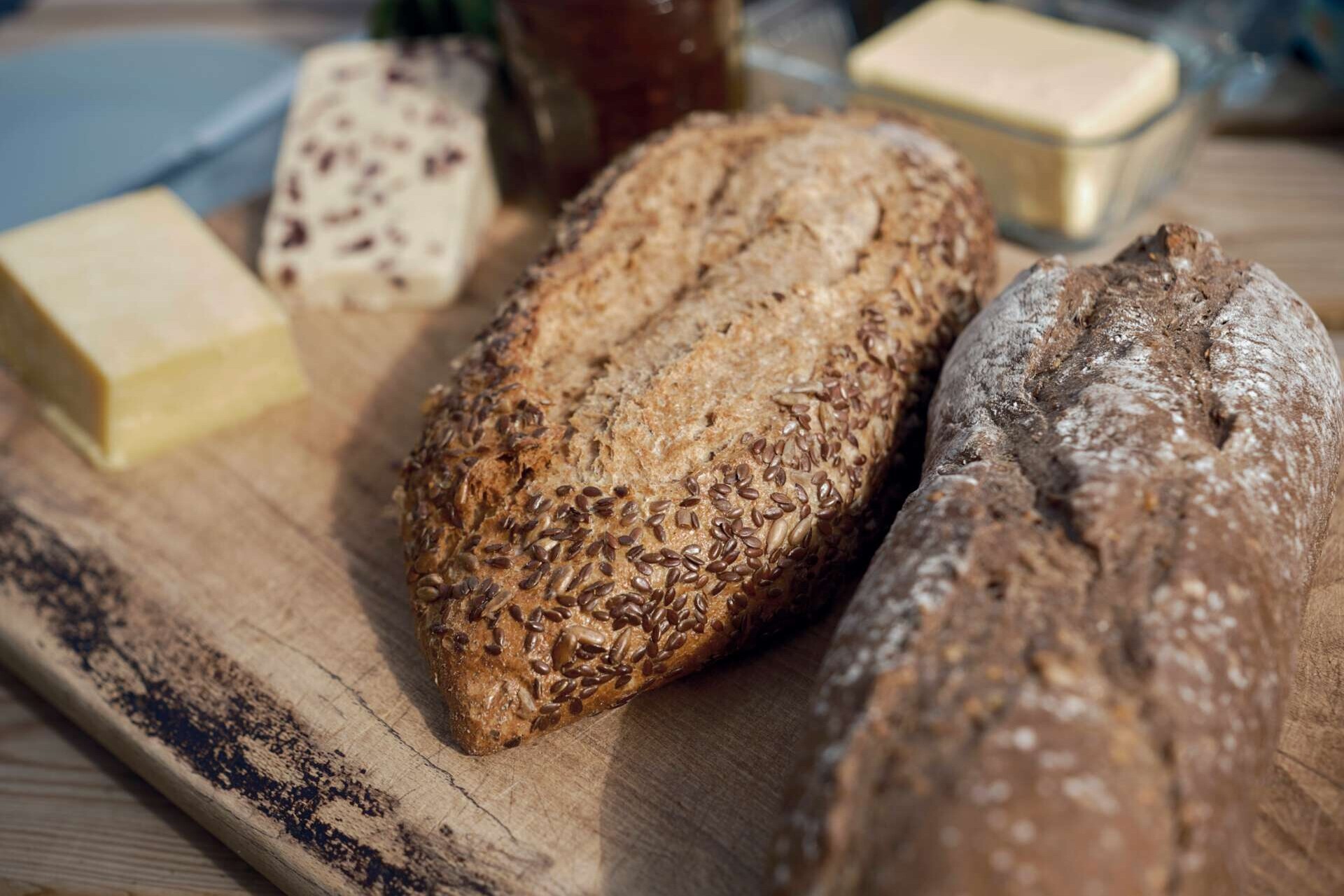 Vollkornbrot und Käse auf einem Holzschneidebrett