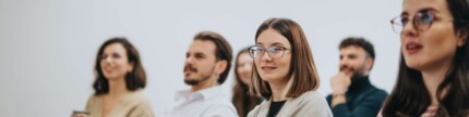 Teilnehmer eines Seminars in einem Seminarraum