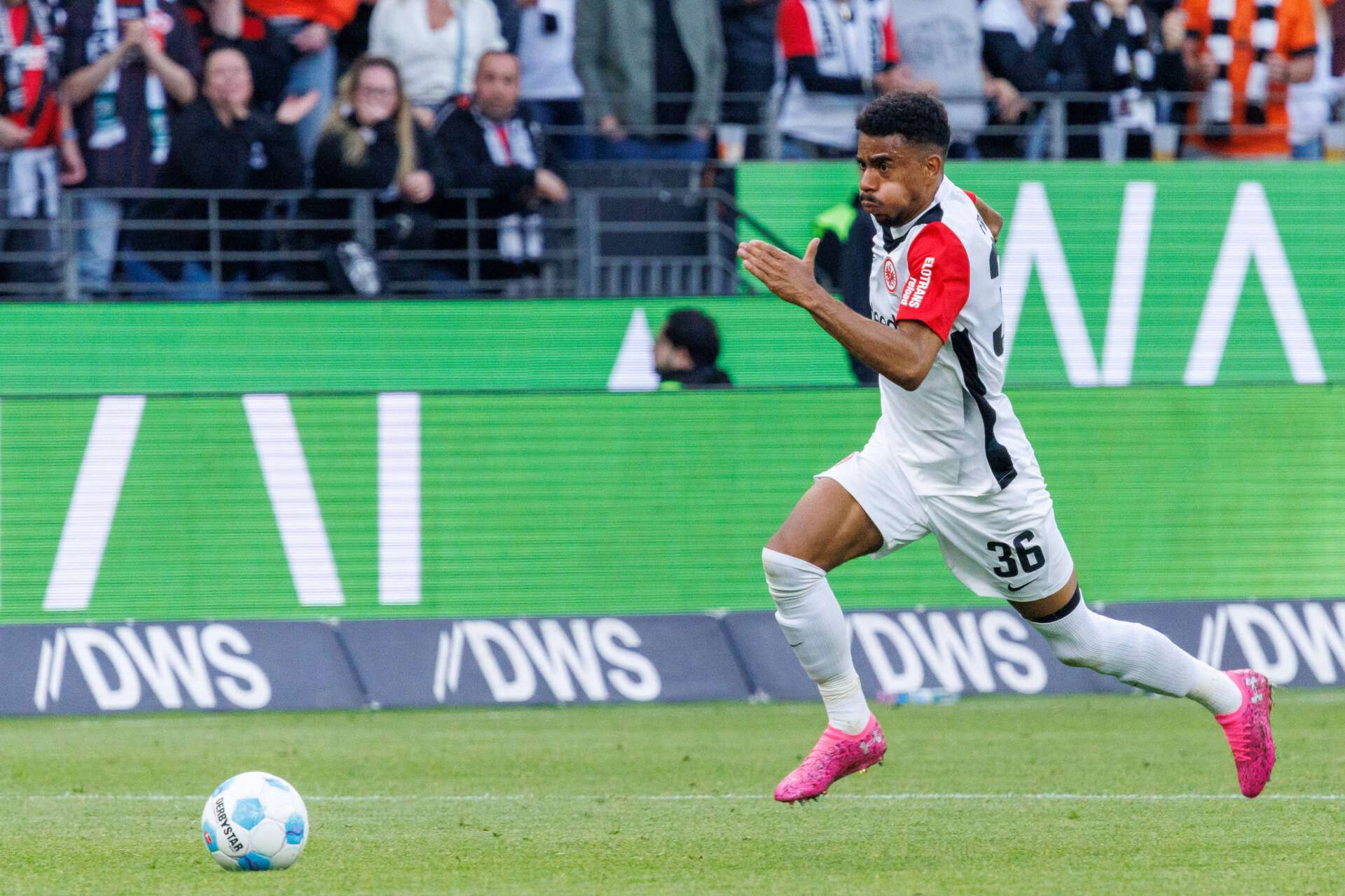 Eintracht Frankfurts  Ansgar Knauff beim Vollsprint mit Ball während der Bundesliga-Partie gegen RB Leipzig, 26.04.2025 