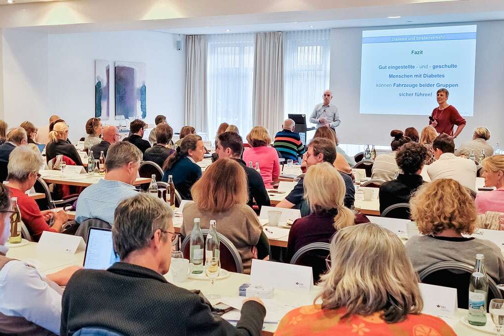 Teilnehmer an einer Schulung im Seminarraum, Dozent hält einen Vortrag