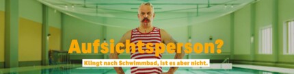 Bademeister mit Trillerpfeife im Schwimmbad