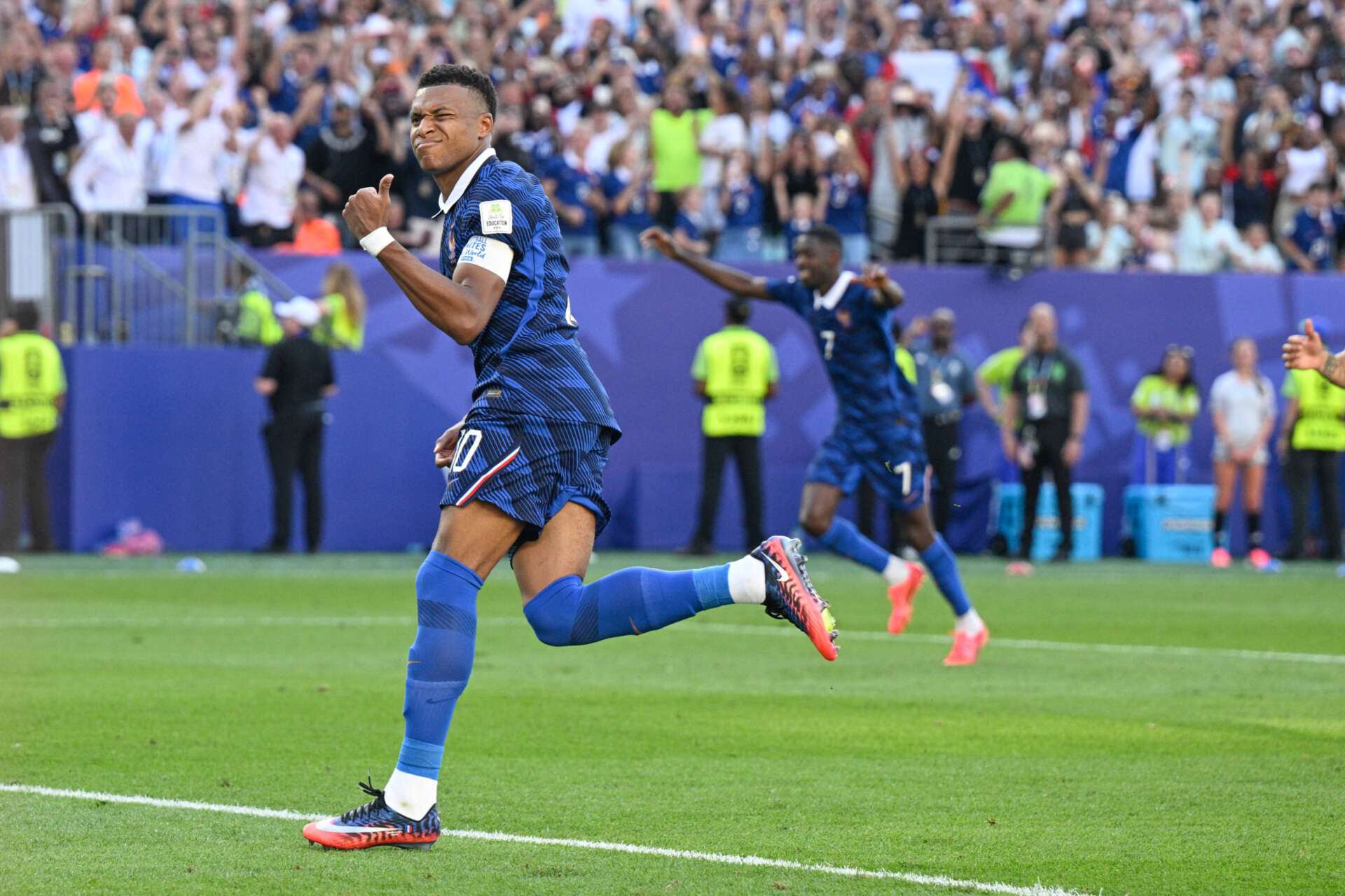 Frankreichs Teamkapitän Kylian Mbappe feiert seinen Strafstoß-Treffer im WM-Spiel gegen Paraguay, 4.07.2026