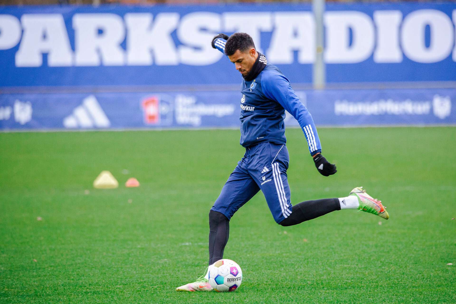 Hamburgs Robert Glatzel während einer winterlichen Trainingseinheit, 25.01.2024 