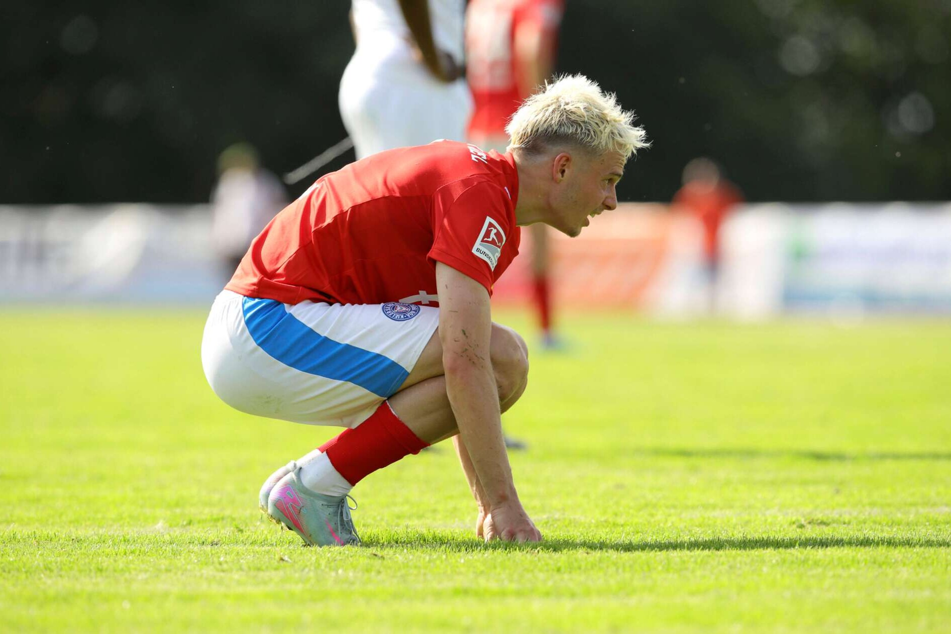 Holstein Kiels Finn Porath geht während eines Testspiels gegen Eintracht Braunschweig erschöpft in die Hocke, 19.07.2025