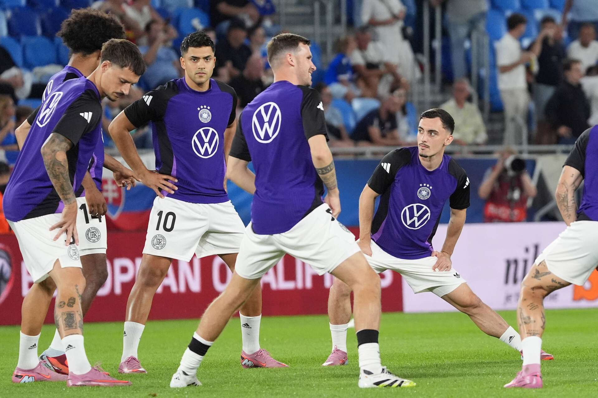 Deutsche Nationalspieler (u. a. Nadiem Amiri und Paul Nebel) machen sich vor dem WM-Qualifikationsspiel gegen die Slowakei gemeinsam warm, 4.09.2025
