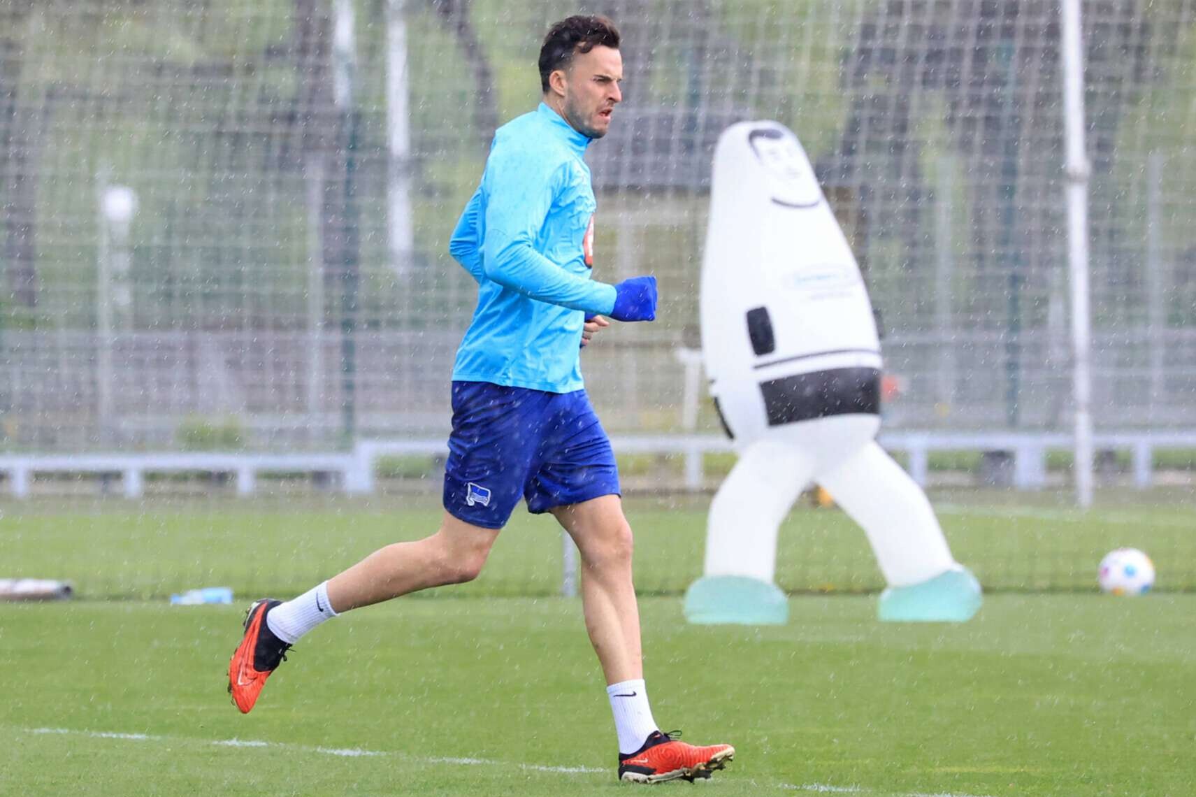 Haris Tabakovic von Hertha BSC Berlin während einer Trainingseinheit bei Hagel, 16.04.2024