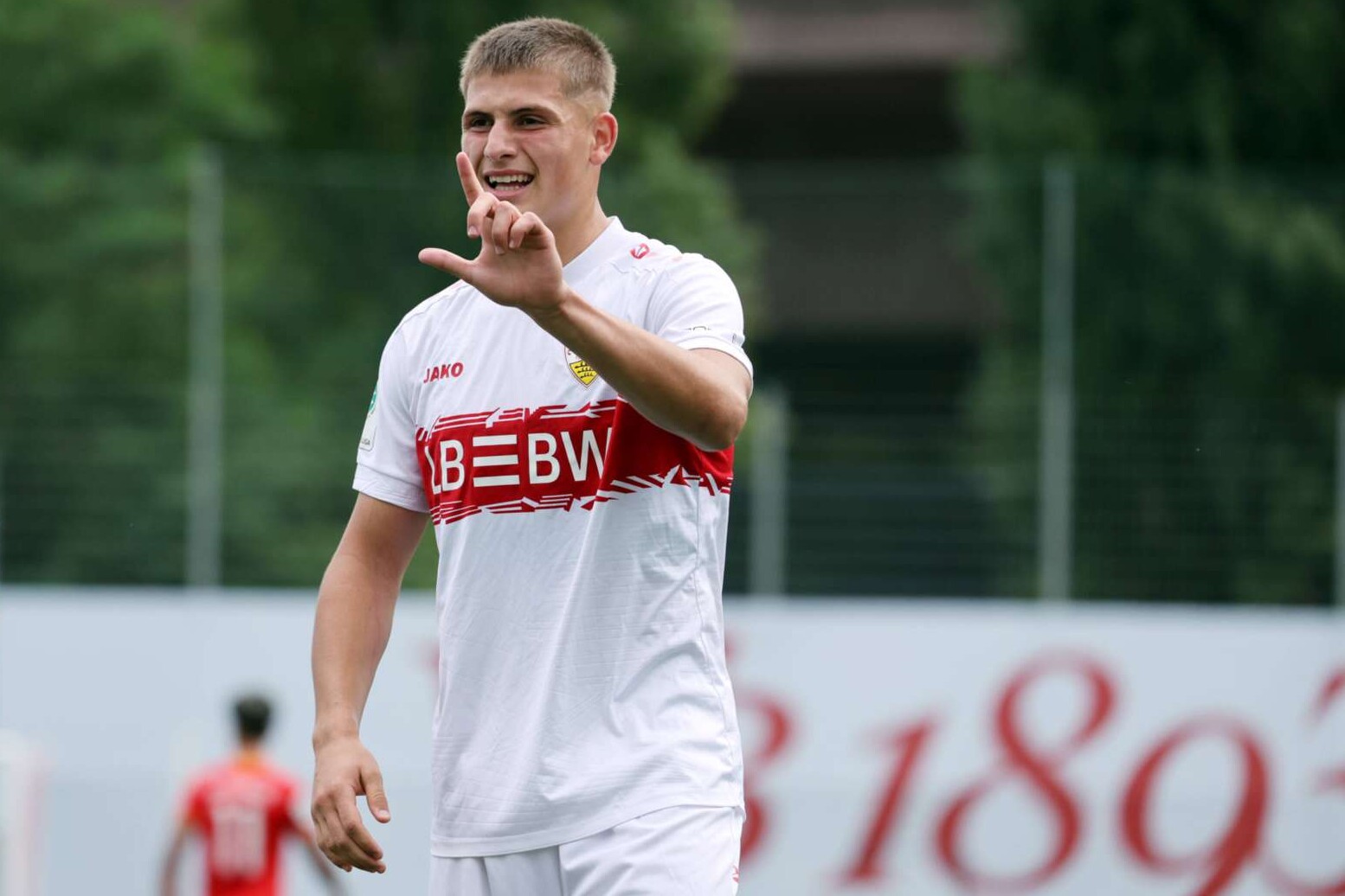 Enis Redzepi vom VfB Stuttgart jubelt nach seinem Treffer zum 2:0 im
U19-Nachwuchsligaspiel gegen den FC Augsburg. 4.10.2025