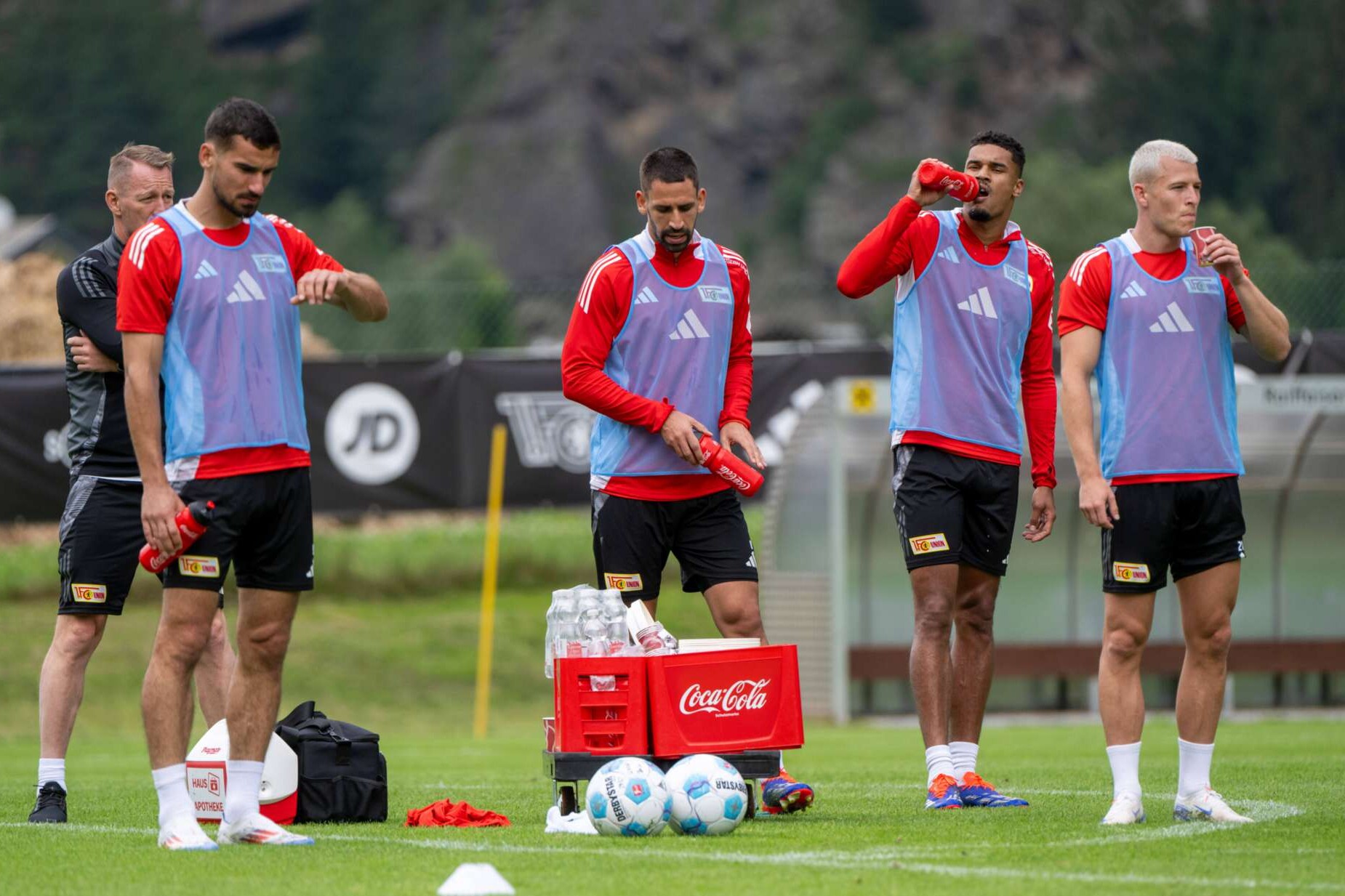 Ivan Prtajin, Rani Khedira, Danilho Doekhi und Tim Skarke sowie Physiotherapeut Silvio Thieme vom 1. FC Union Berlin während einer Einheit im Trainingslager, 17.07. 2024