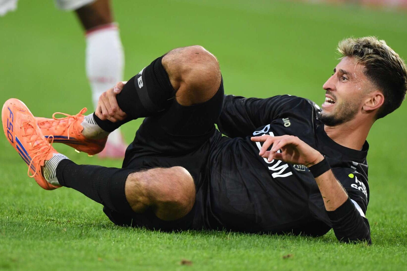 Der Stuttgarter Atakan Karazor liegt während der Bundesligapartie gegen den 1. FC Köln verletzt auf dem Spielfeld. 31.08.2025