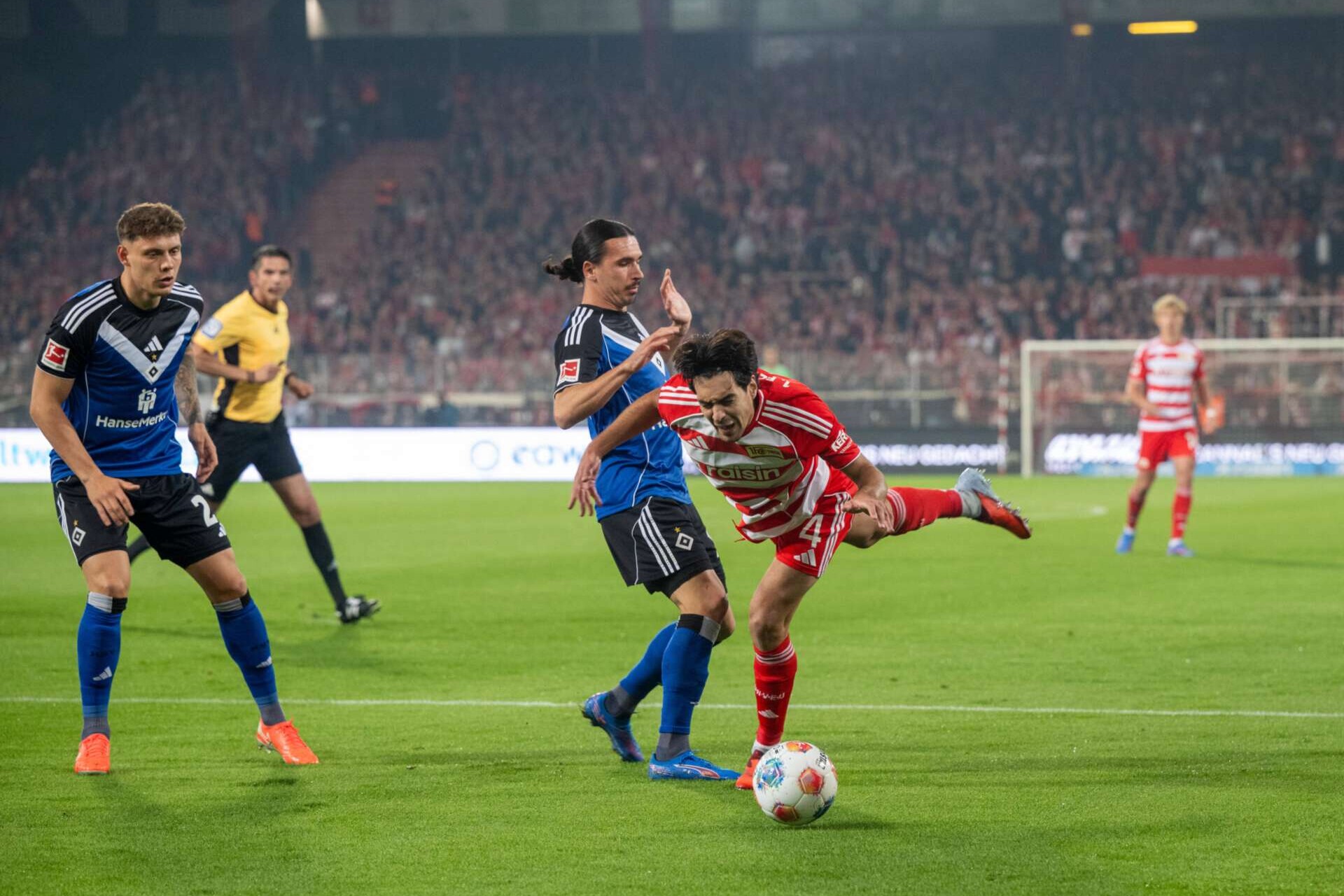 Rayan Philippe vom Hamburger SV foult Union Berlins Diogo Leite während der Begegnung am 5. Bundesligaspieltag, 28.09.2025